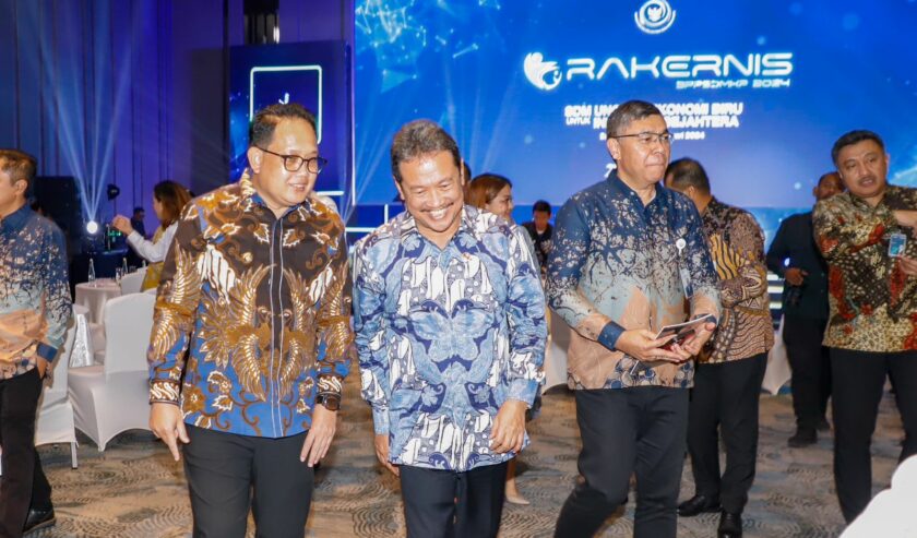 Adhy Karyono Pj Gubernur Jatim (kiri) bersama Sakti Wahyu Menteri Kelautan dan Perikanan RI (kanan) waktu menghadiri pembukaan Rapat Kerja Teknis di Surabaya, Selasa (20/2/2024). Foto: Humas Pemprov Jatim.