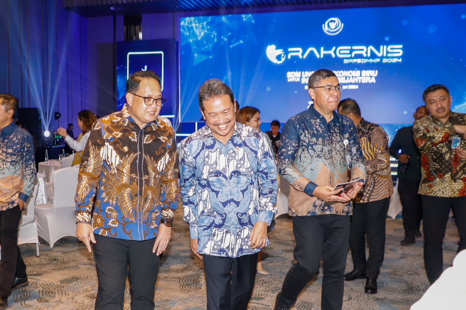 Adhy Karyono Pj Gubernur Jatim (kiri) bersama Sakti Wahyu Menteri Kelautan dan Perikanan RI (kanan) waktu menghadiri pembukaan Rapat Kerja Teknis di Surabaya, Selasa (20/2/2024). Foto: Humas Pemprov Jatim.