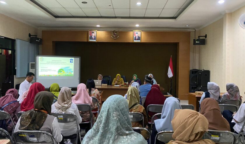 Rapat Forum PUSPA membahas rencana kegiatan kelurahan ramah perempuan dan anak serta RW responsif gender di Surabaya, Selasa (20/2/2024). Foto: Meilita suarasurabaya.net