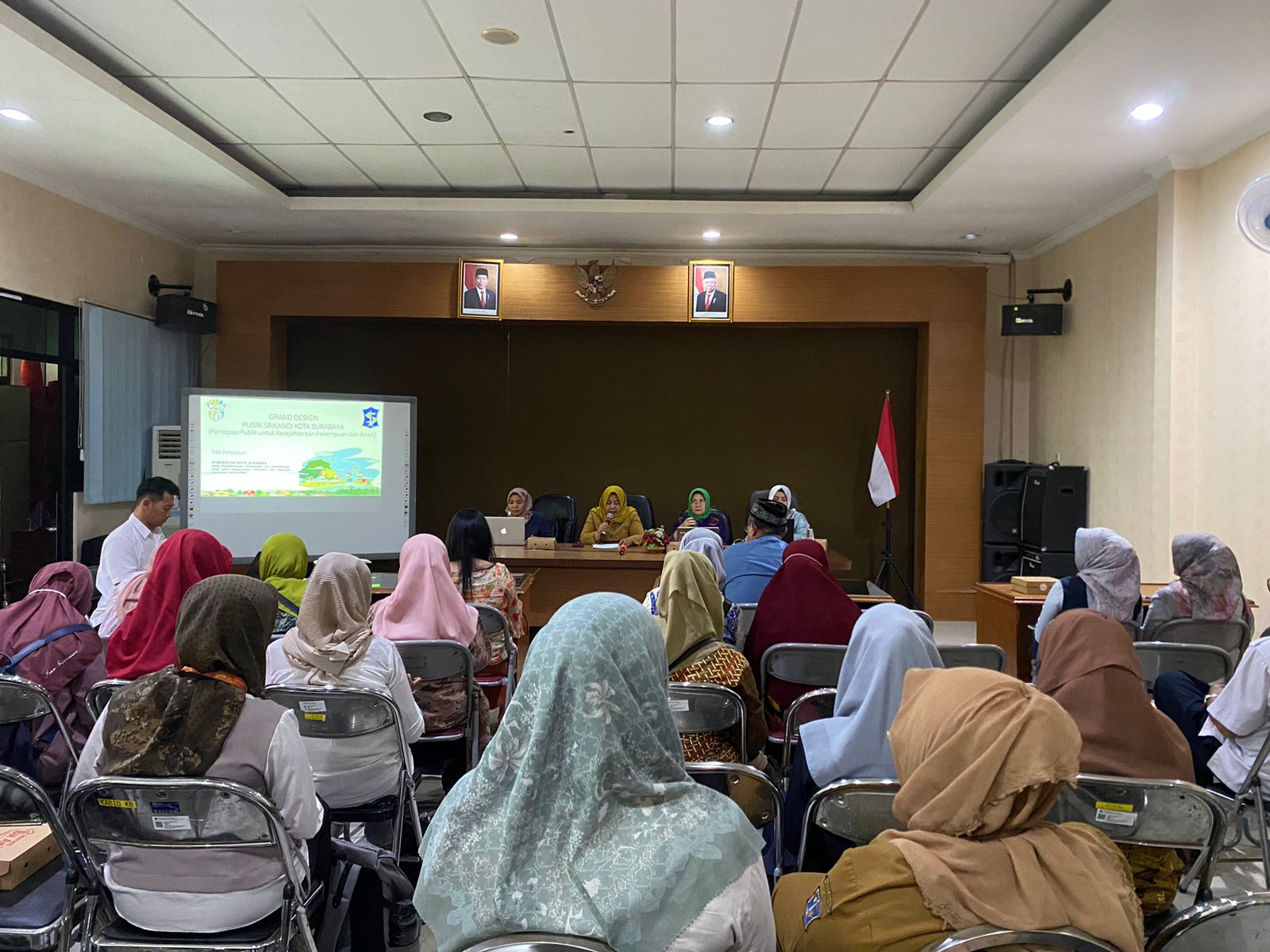 Rapat Forum PUSPA membahas rencana kegiatan kelurahan ramah perempuan dan anak serta RW responsif gender di Surabaya, Selasa (20/2/2024). Foto: Meilita suarasurabaya.net