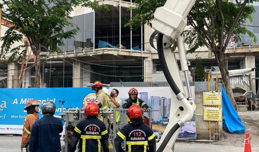 Petugas Damkar Kota Surabaya waktu melakukan persiapan melakukan pembasahan di lantai atas menggunakan bronto sky life di proyek pembangunan Apartemen Bella Tower Pakuwon City Surabaya, Rabu (21/2/2024). Foto: Wildan suarasurabaya.net