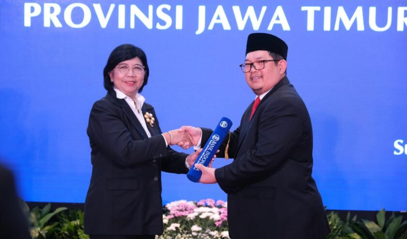 Destry Damayanti Deputi Gubernur Senior Bank Indonesia (BI) waktu melantik Erwin Gunawan Hutapea sebagai Kepala Perwakilan Bank Indonesia Provinsi Jawa Timur, Kamis (22/2/2024). Foto: Humas BI Jatim.