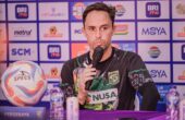 Paul Munster Pelatih Persebaya saat berada dalam Pre Match Press Conference jelang menghadapi Persita di Tangerang. Foto: Persebaya