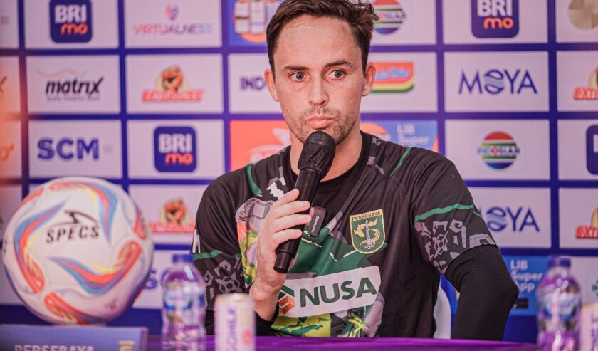 Paul Munster Pelatih Persebaya saat berada dalam Pre Match Press Conference jelang menghadapi Persita di Tangerang. Foto: Persebaya