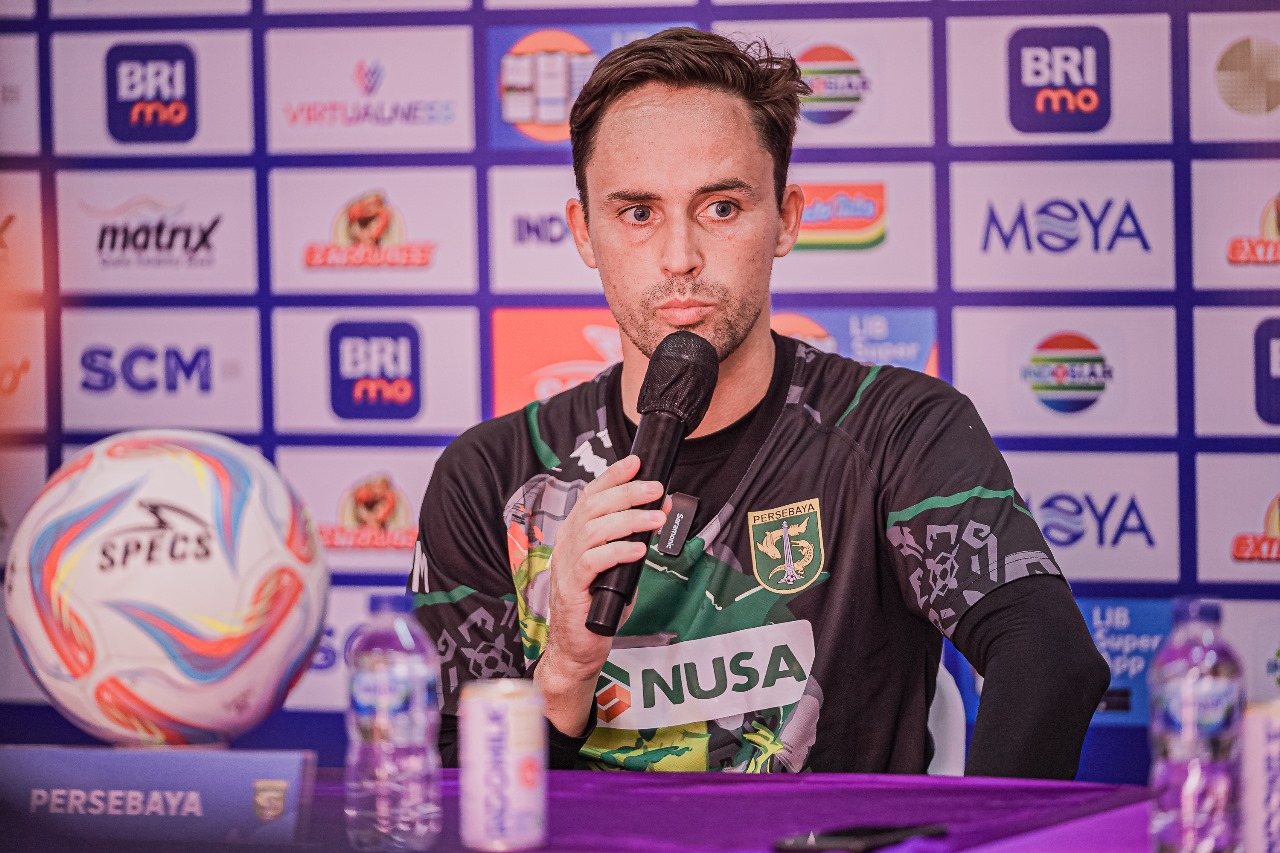 Paul Munster Pelatih Persebaya saat berada dalam Pre Match Press Conference jelang menghadapi Persita di Tangerang. Foto: Persebaya