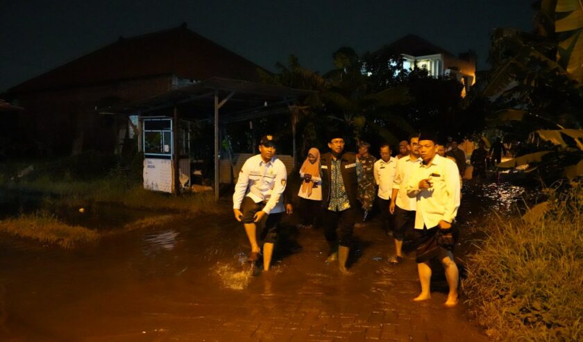 Ahmad Muhdlor Ali Bupati Sidoarjo saat melakukan sidak di Kendal Pecabean Kecamatan Candi, pada Jumat (23/2/2024). Foto: humas Pemprov Sidoarjo