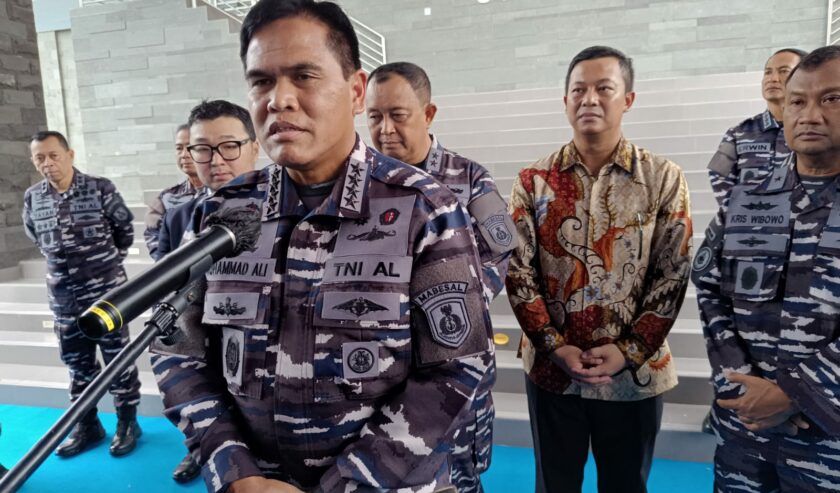 Laksamana TNI Muhammad Ali Kepala Staff Angkatan Laut (Kasal) seusai meresmikan damage control simulator di Komando Latihan (Kolat) Koarmada II Surabaya, Sabtu (24/2/2024). Foto: Risky suarasurabaya.net