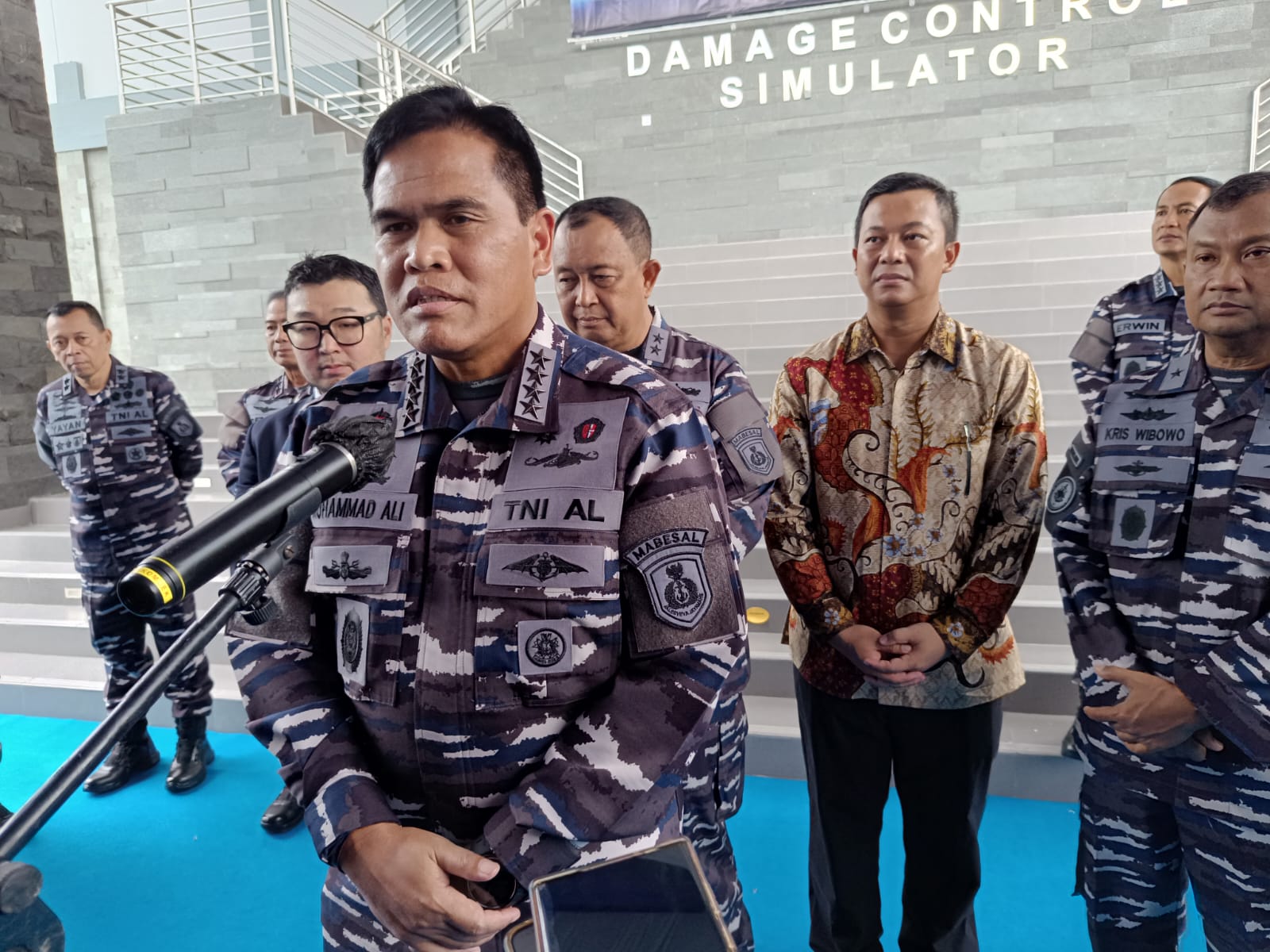 Laksamana TNI Muhammad Ali Kepala Staff Angkatan Laut (Kasal) seusai meresmikan damage control simulator di Komando Latihan (Kolat) Koarmada II Surabaya, Sabtu (24/2/2024). Foto: Risky suarasurabaya.net