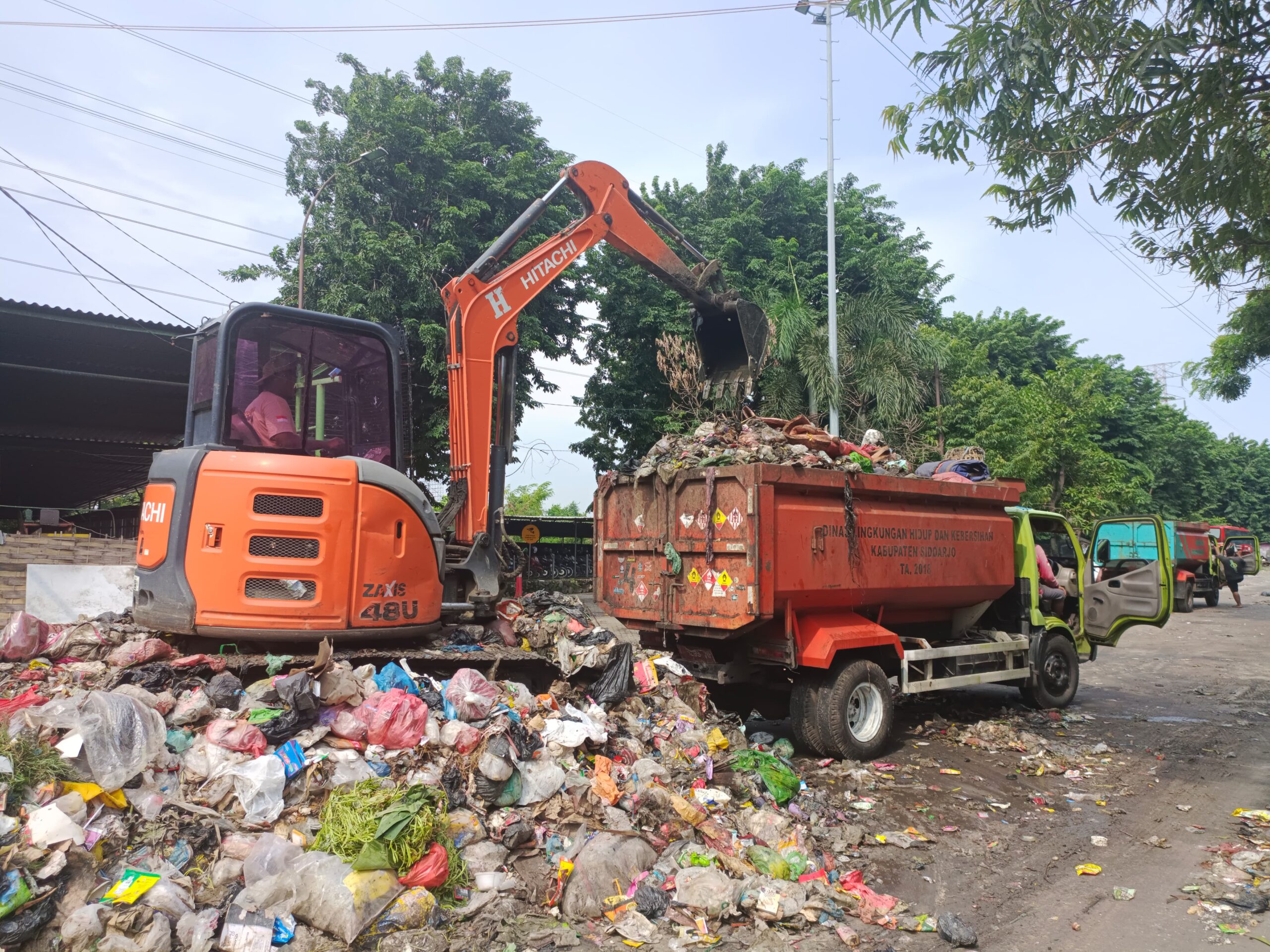 50 Truk dan Ekskavator Dikerahkan untuk Bersihkan Sampah Menggunung di Terminal Purabaya