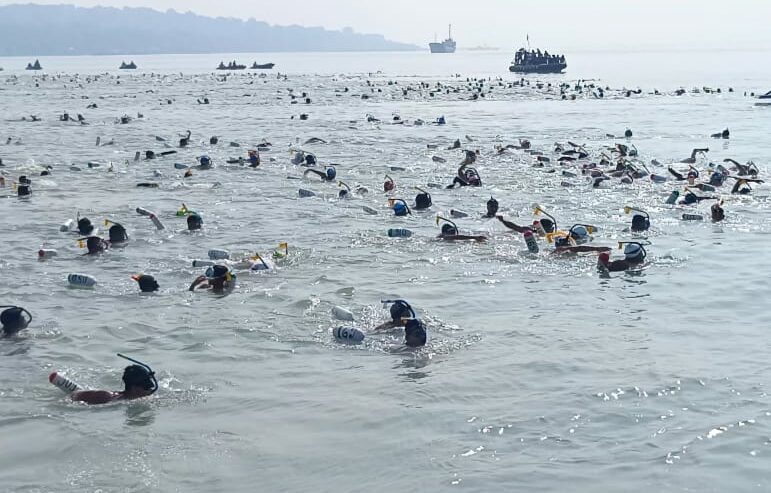 Para perenang saat menyeberangi selat Madura dalam Fin Swimming Kasal Cup, Minggu (25/2/2024). Foto: Risky suarasurabaya.net