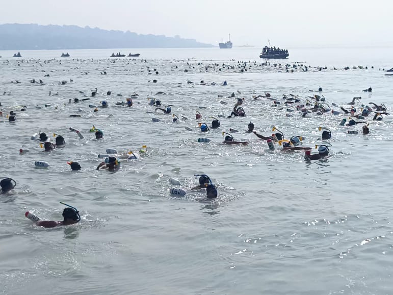 935 Peserta Menyeberangi Selat Madura dalam Finswimming Kasal Cup 2024