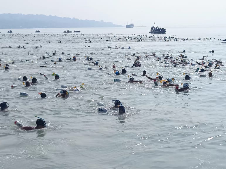 Para perenang saat menyeberangi selat Madura dalam Fin Swimming Kasal Cup, Minggu (25/2/2024). Foto: Risky suarasurabaya.net