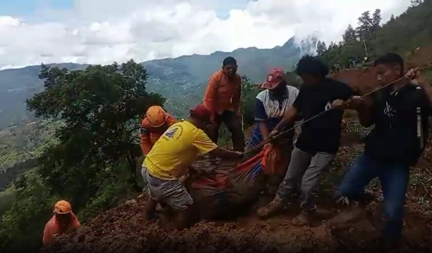 BPBD Sulsel mengevakuasi korban tanah longsor di Luwu, pada Senin (26/2/2024). Foto: Vio Santy via WhatsApp SS