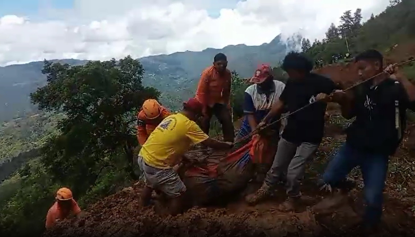 BPBD Sulsel mengevakuasi korban tanah longsor di Luwu, pada Senin (26/2/2024). Foto: Vio Santy via WhatsApp SS