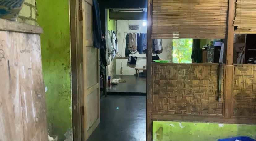 Kamar yang dihuni empat tersangka dan satu korban, santri ponpes di Kediri, Senin (26/2/2024). Foto: Istimewa
