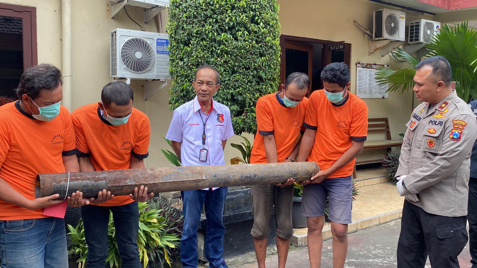 Barang bukti tiang Fiber yang dicuri oleh kawanan pencuri di pelintasan kereta api Jalan Ahmad Yani saat ditunjukkan ke awak media, Senin (26/2/2024). Foto: Wildan suarasurabaya.net