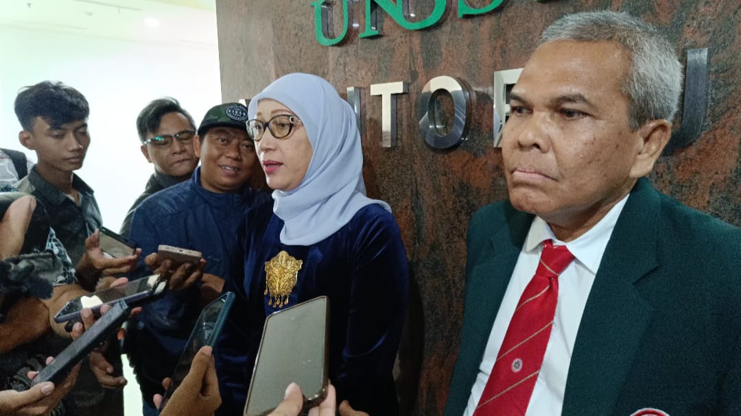 dr Handayani Dekan Fakultas Kedokteran Universitas Nahdlatul Ulama Surabaya (Unusa) saat berada di Auditorium Unusa Kampus B Surabaya, Selasa (27/2/2024). Foto: Risky suarasurabaya.net