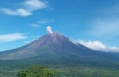 Gunung Semeru di Jawa Timur kembali erupsi pada Selasa (27/2/2024) Foto : Antara