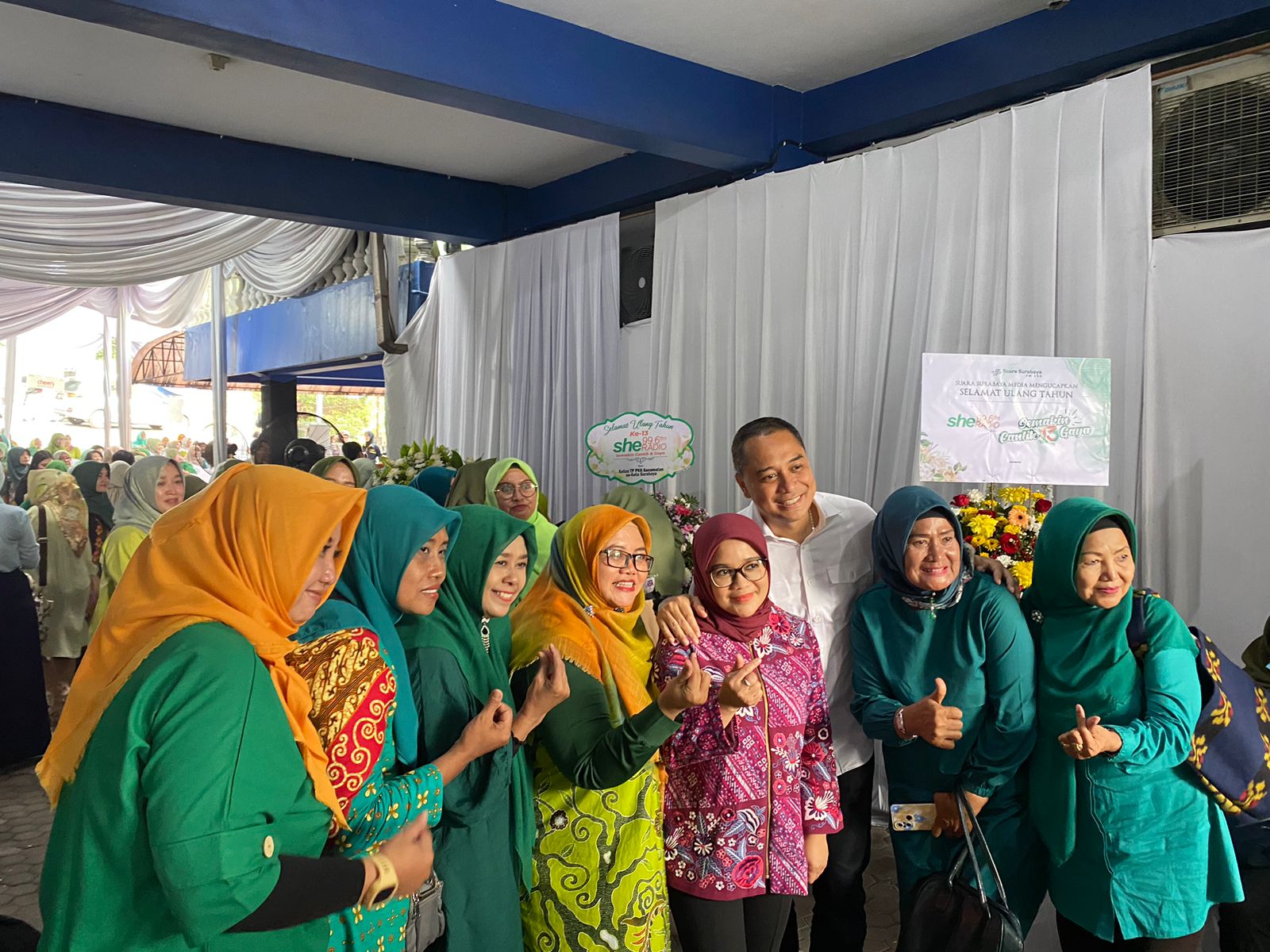 Aksi ibu-ibu pendengar setia saat berfoto dengan Eri Cahyadi Wali Kota Surabaya dan Rini Indriyani Ketua TP PKK Kota Surabaya saat hadir di acara ulang tahun She Radio, Selasa (27/2/2024). Foto: Meilita suarasurabaya.net