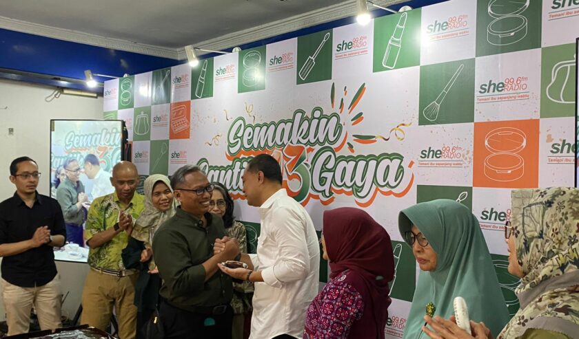 Sigit Wikanto Direktur She Radio merayakan ulang tahun bersama Eri Cahyadi Wali Kota Surabaya, Selasa (27/2/2024). Foto: Meilita suarasurabaya.net