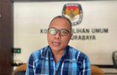Suprayitno Komisioner Divisi Teknis Penyelenggaraan KPU Kota Surabaya, Selasa (27/2/2024). Foto: Meilita suarasurabaya.net
