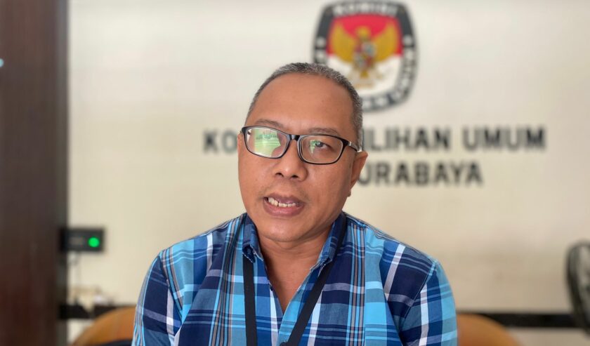 Suprayitno Komisioner Divisi Teknis Penyelenggaraan KPU Kota Surabaya, Selasa (27/2/2024). Foto: Meilita suarasurabaya.net