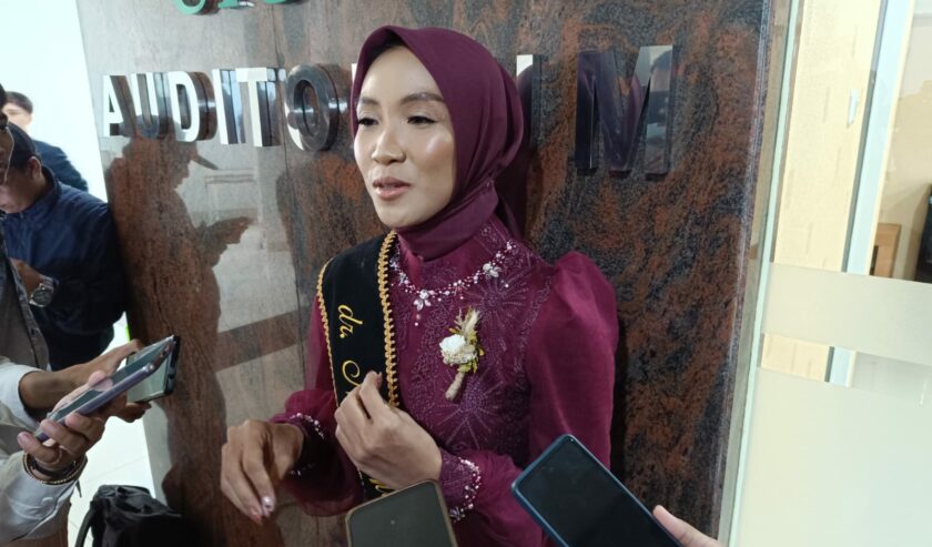 Nur Alimah Priyambodo atlet ski air penyumbang medali emas untuk Indonesia di ajang Sea Games Filipina 2019 berhasil menyandang first taker dokter di Fakultas Kedokteran Universitas Nahdlatul Ulama Surabaya (Unusa), Selasa (27/2/2024). Foto: Risky suarasurabaya.net