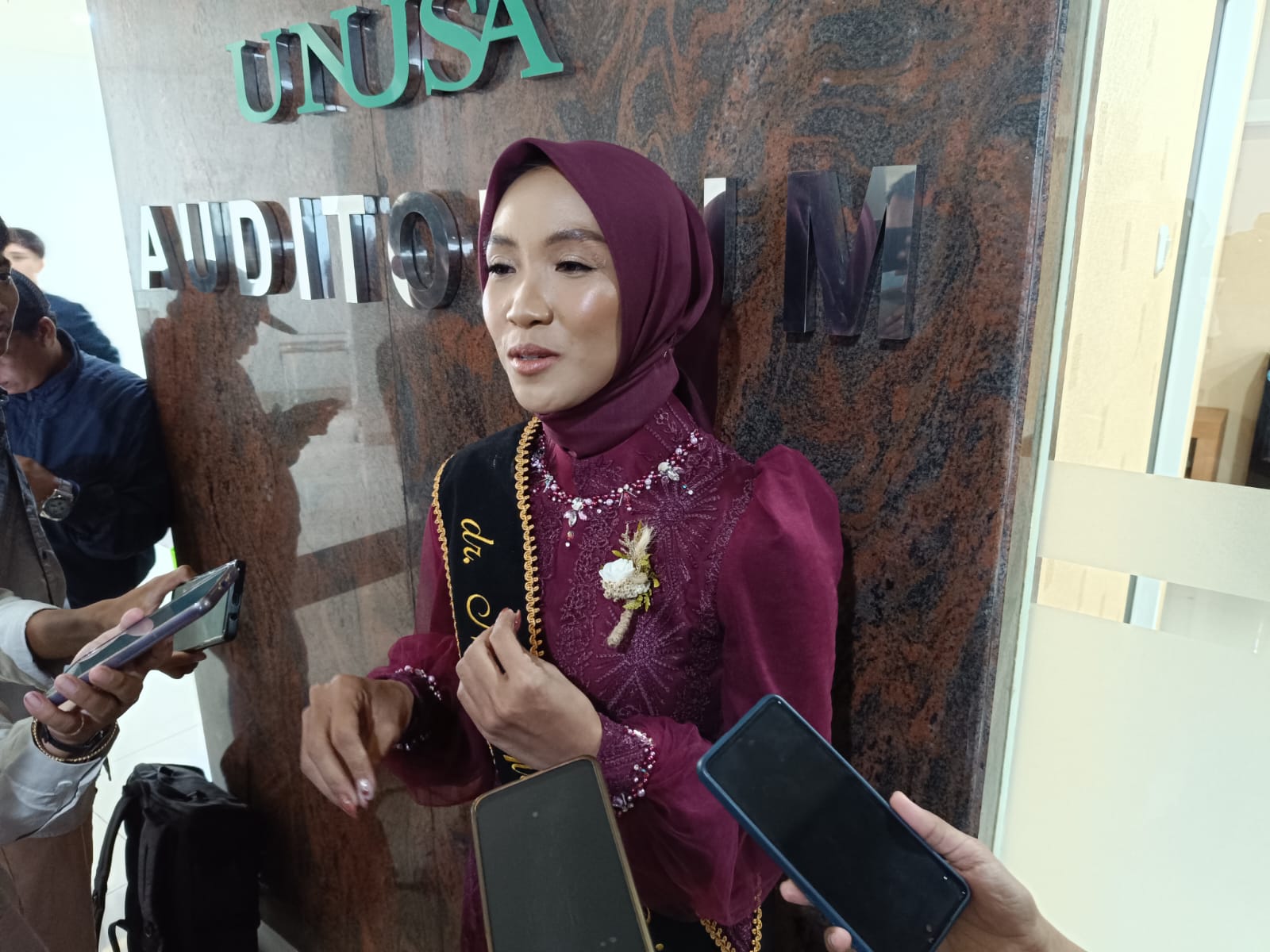 Nur Alimah Priyambodo atlet ski air penyumbang medali emas untuk Indonesia di ajang Sea Games Filipina 2019 berhasil menyandang first taker dokter di Fakultas Kedokteran Universitas Nahdlatul Ulama Surabaya (Unusa), Selasa (27/2/2024). Foto: Risky suarasurabaya.net