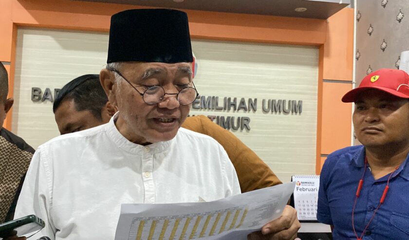 Agus Rahardjo Caleg DPD RI yang juga bekas Ketua KPK periode 2015-2019 waktu mengajukan laporan ke Bawaslu Jatim, Selasa (27/2/2024). Foto: Wildan suarasurabaya.net