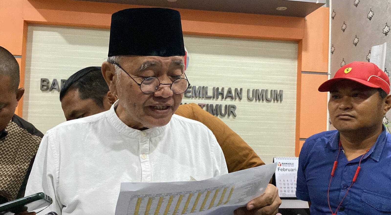 Agus Rahardjo Caleg DPD RI yang juga bekas Ketua KPK periode 2015-2019 waktu mengajukan laporan ke Bawaslu Jatim, Selasa (27/2/2024). Foto: Wildan suarasurabaya.net