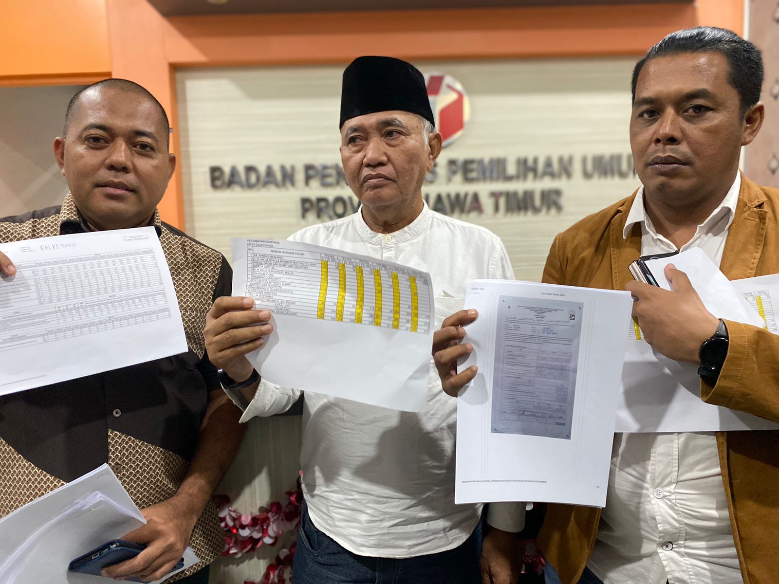 Agus Rahardjo Calon Legislatif (Caleg) DPD RI yang juga eks Ketua KPK periode 2015-2019 waktu menunjukkan barang bukti di Kantor Bawaslu Jatim, Selasa (27/2/2024). Foto: Wildan suarasurabaya.net