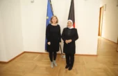 Ida Fauziyah Menteri Ketenagakerjaan(kanan) dan Wakil Menteri dari Kementerian Federal Ketenagakerjaan dan Sosial Jerman Lilian Tschan dalam pertemuan di Berlin, Jerman, Rabu (28/2/2024). Foto: Kemnaker