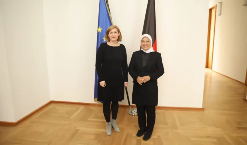 Ida Fauziyah Menteri Ketenagakerjaan(kanan) dan Wakil Menteri dari Kementerian Federal Ketenagakerjaan dan Sosial Jerman Lilian Tschan dalam pertemuan di Berlin, Jerman, Rabu (28/2/2024). Foto: Kemnaker