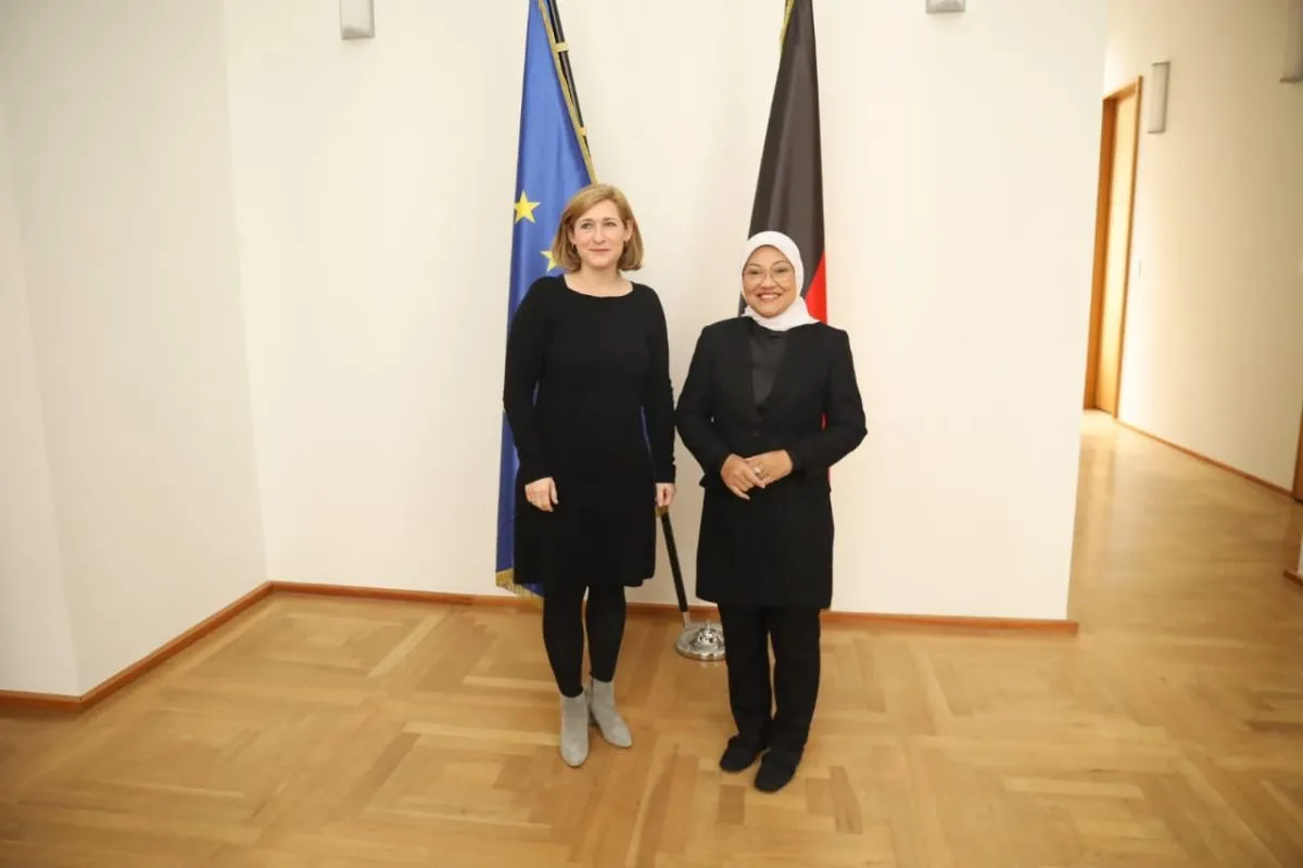 Ida Fauziyah Menteri Ketenagakerjaan(kanan) dan Wakil Menteri dari Kementerian Federal Ketenagakerjaan dan Sosial Jerman Lilian Tschan dalam pertemuan di Berlin, Jerman, Rabu (28/2/2024). Foto: Kemnaker