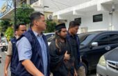 Gus Samsudin pengunggah video diduga aliran sesat di akun youtubenya saat keluar dari Gedung Ditreskrimsus Polda Jatim, Kamis (29/2/2024). Foto: Wildan suarasurabaya.net