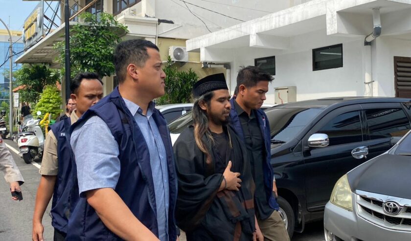 Gus Samsudin pengunggah video diduga aliran sesat di akun youtubenya saat keluar dari Gedung Ditreskrimsus Polda Jatim, Kamis (29/2/2024). Foto: Wildan suarasurabaya.net