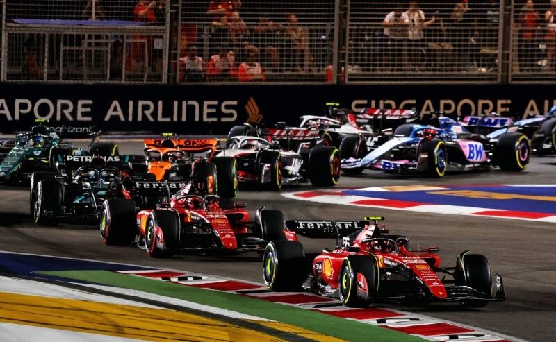 Carlos Sainz Jr pembalap Scuderia Ferrari menjadi yang tercepat dalam GP Singapura pada 2023 lalu. Foto: XPBimages