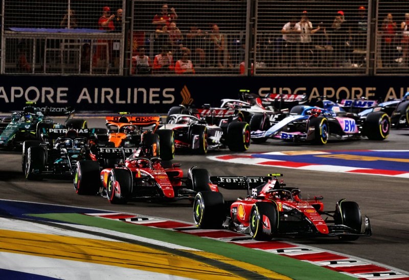 Carlos Sainz Jr pembalap Scuderia Ferrari menjadi yang tercepat dalam GP Singapura pada 2023 lalu. Foto: XPBimages