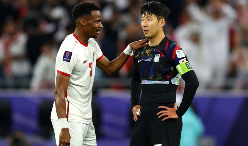 Abdallah Nasib pemain Yordania bersama Son Heung-Min kapten tim Korea Selatan usai semifinal Piala Asia 2023 di Stadion Ahmed bin Ali, Al Rayyan, Qatar, Selasa (6/2/2024). Foto: Reuters