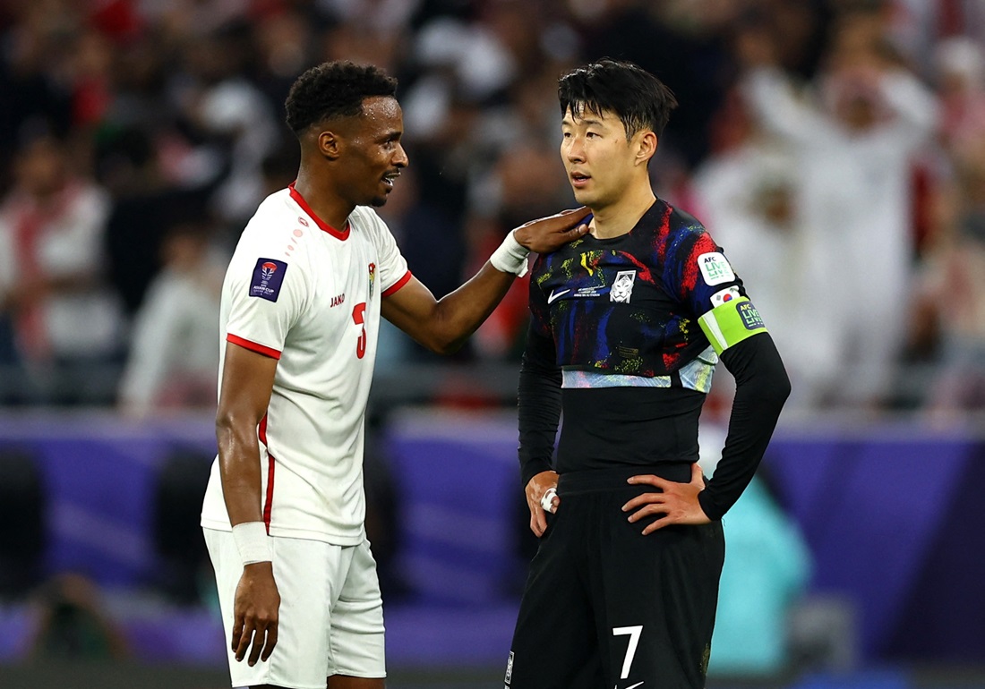 Abdallah Nasib pemain Yordania bersama Son Heung-Min kapten tim Korea Selatan usai semifinal Piala Asia 2023 di Stadion Ahmed bin Ali, Al Rayyan, Qatar, Selasa (6/2/2024). Foto: Reuters