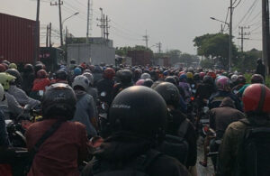 Truk Trailer Mogok, Jembatan Branjangan Macet Total