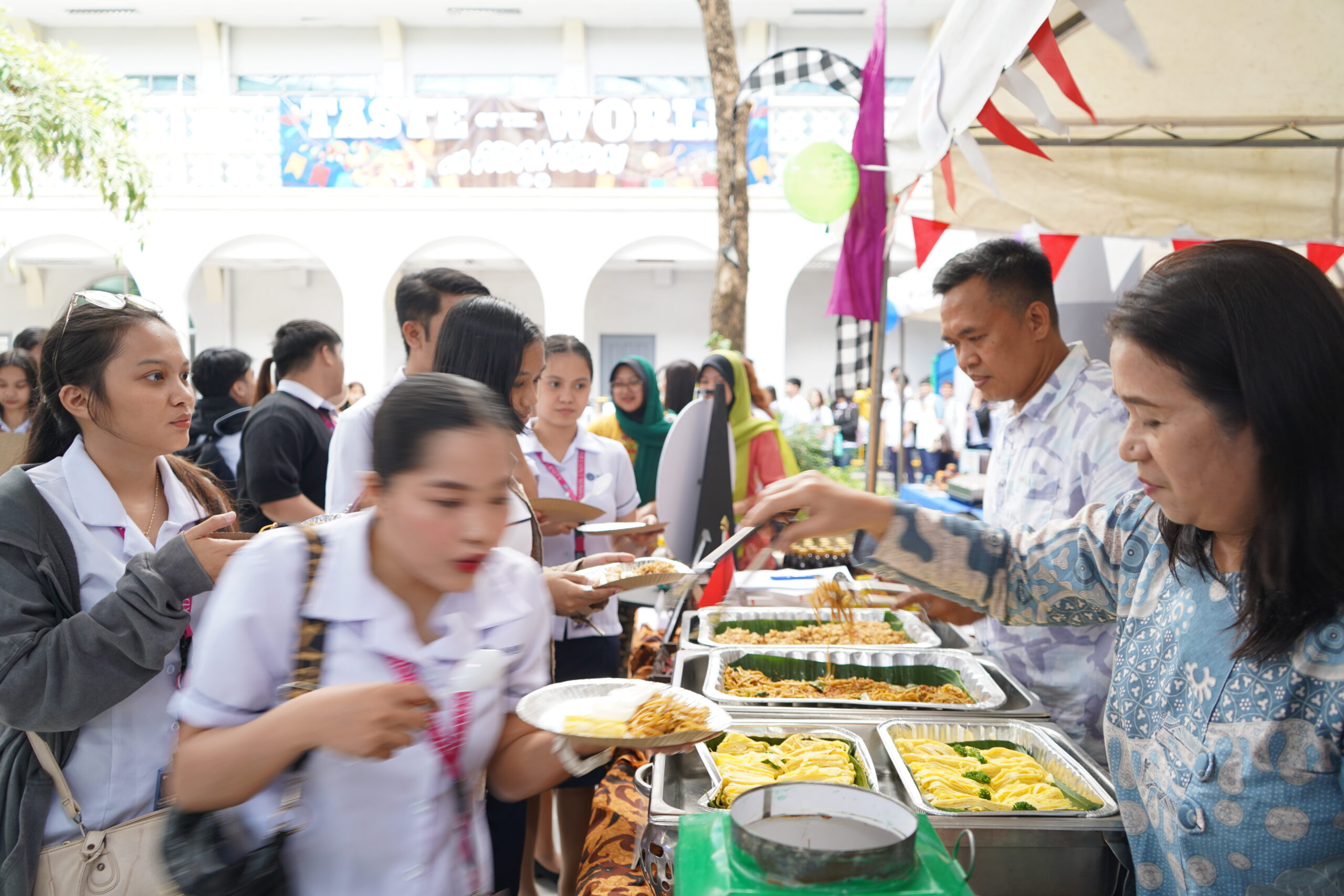 Para mahasiswa Manila mengantri untuk menikmati hidangan khas Indonesia yang disajikan di booth pameran. Foto: Menlu RI