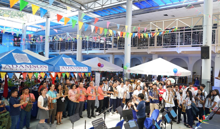 Pertunjukkan musik angklung yang dibawakan anggota Dharma Wanita Persatuan (DWP) dan Staf KBRI Manila memeriahkan acara Festival Kuliner Taste of the World at Adamson 2024 (13/2/2024). Foto: Menlu RI