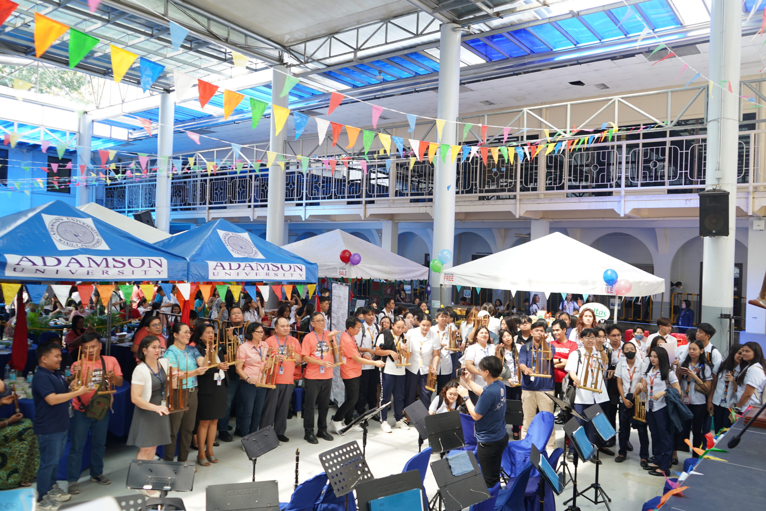 Pertunjukkan musik angklung yang dibawakan anggota Dharma Wanita Persatuan (DWP) dan Staf KBRI Manila memeriahkan acara Festival Kuliner Taste of the World at Adamson 2024 (13/2/2024). Foto: Menlu RI