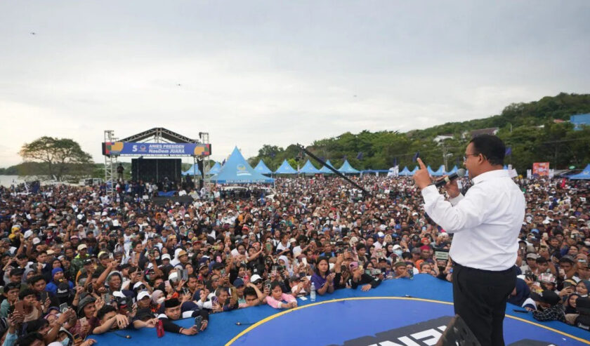 Calon presiden nomor urut 1 Anies Rasyid Baswedan berkampanye di Lapangan Lumpue, Kota Parepare, Sulawesi Selatan, Selasa (6/2/2024). Foto: Antara