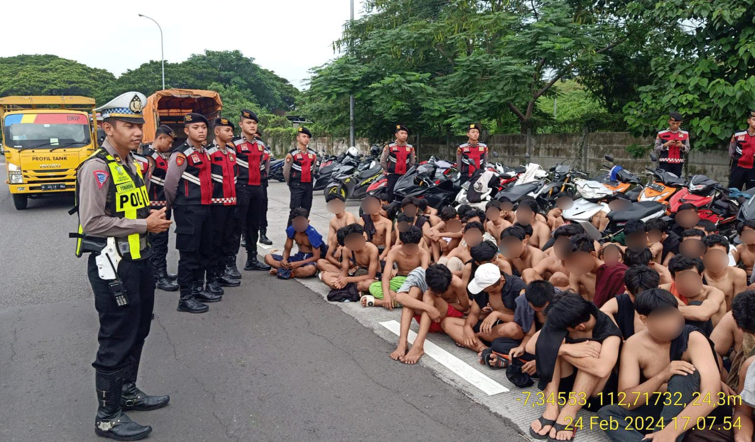 Satlantas Polresta Sidoarjo mengamankan ratusan pelajar SMP hingga SMA yang melakukan balap liar di Lingkar Mas Waru Sidoarjo, pada Sabtu (24/2/2024) sore. Foto: Satlantas Polresta Sidoarjo