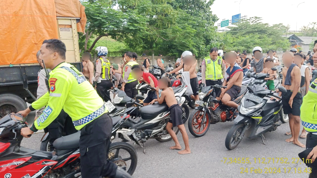 Satlantas Polresta Sidoarjo mengamankan ratusan pelajar SMP hingga SMA yang melakukan balap liar di Lingkar Mas Waru Sidoarjo, pada Sabtu (24/2/2024) sore. Foto: Satlantas Polresta Sidoarjo