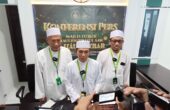 Nasiruddin (tengah) Ketua Panitia Haul Akbar Al-Khidmah bersama Mohammad Uripan (kiri) Ketua Umum PP Al-Khidmah dan Ust Ahmad Kunawi Ketua Ponpes Assalafi Al-Fithrah.