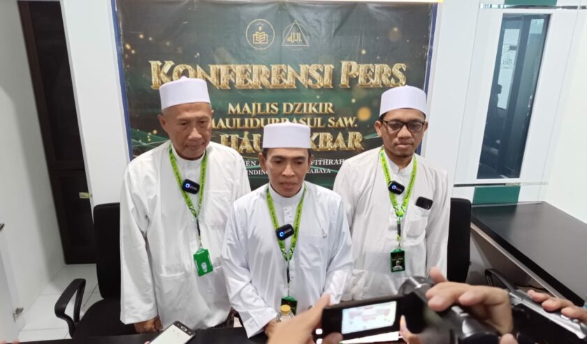 Nasiruddin (tengah) Ketua Panitia Haul Akbar Al-Khidmah bersama Mohammad Uripan (kiri) Ketua Umum PP Al-Khidmah dan Ust Ahmad Kunawi Ketua Ponpes Assalafi Al-Fithrah.
