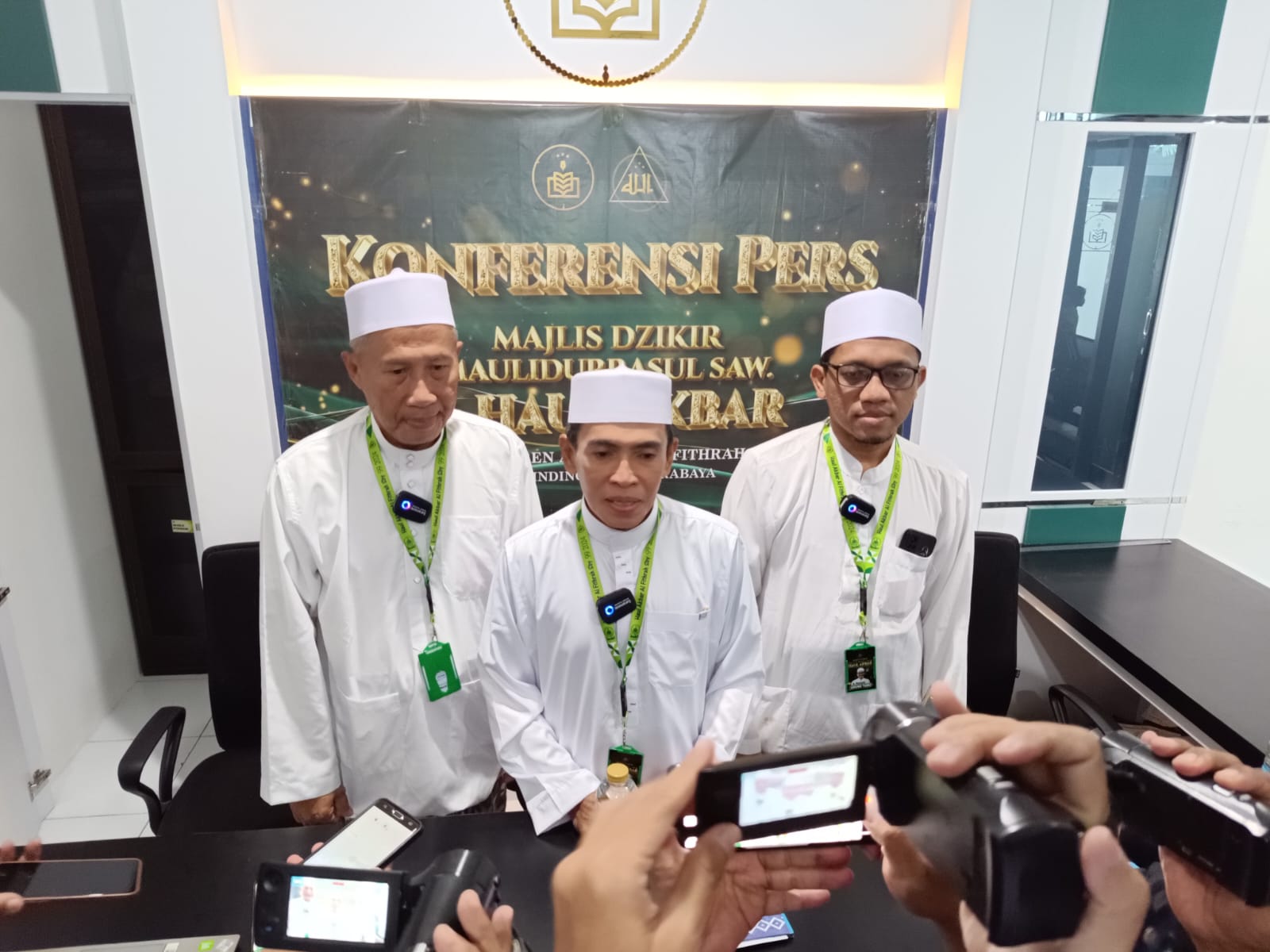 Nasiruddin (tengah) Ketua Panitia Haul Akbar Al-Khidmah bersama Mohammad Uripan (kiri) Ketua Umum PP Al-Khidmah dan Ust Ahmad Kunawi Ketua Ponpes Assalafi Al-Fithrah.